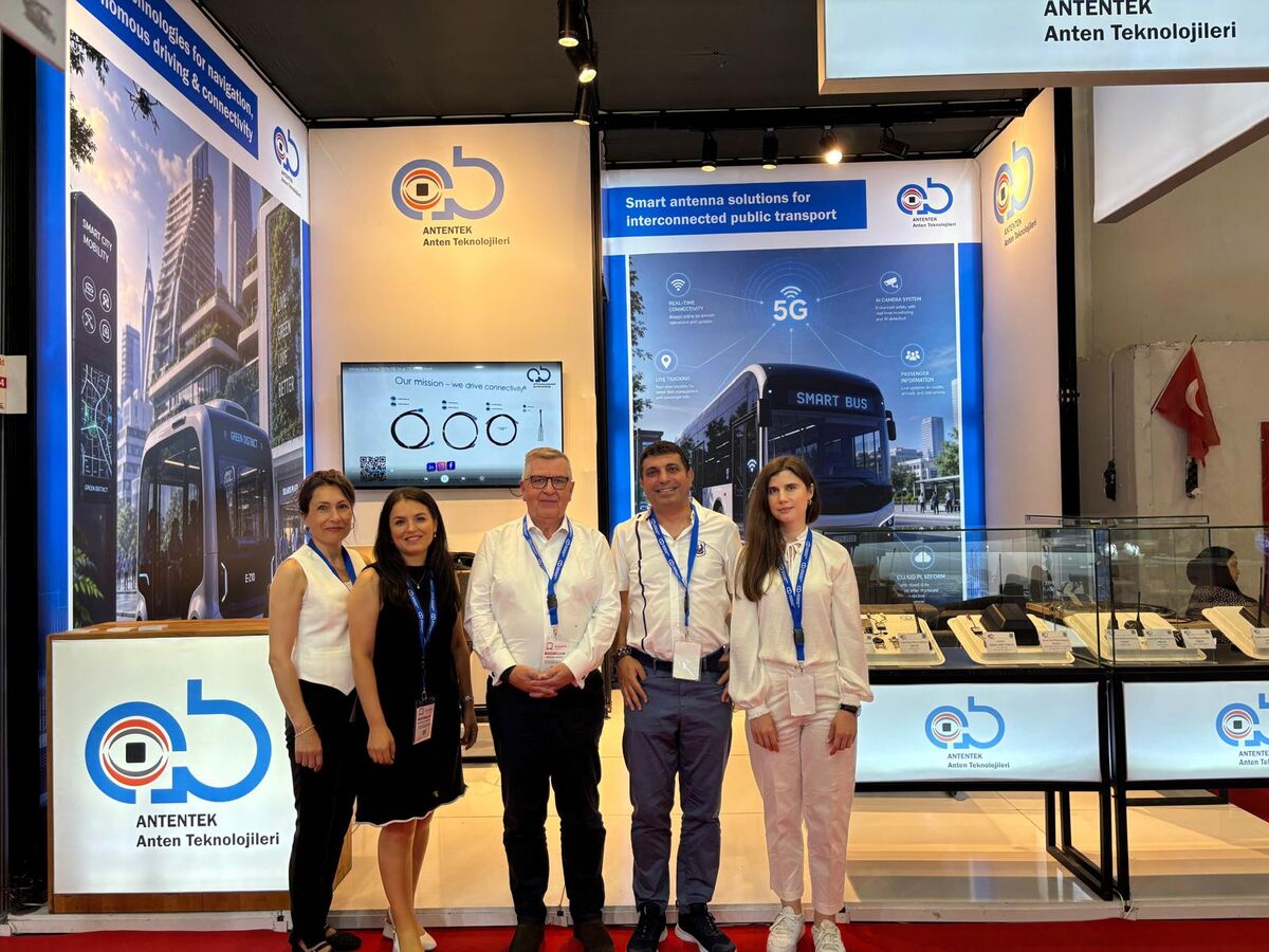 Messeauftritt von ATTB Antennentechnik Bad Blankenburg und Antentek auf der Busworld Türkiye 2026. Teamfoto vor dem Messestand. Messeauftritt von ATTB Antennentechnik Bad Blankenburg und Antentek auf der Busworld Türkiye 2026. Teamfoto vor dem Messestand.
