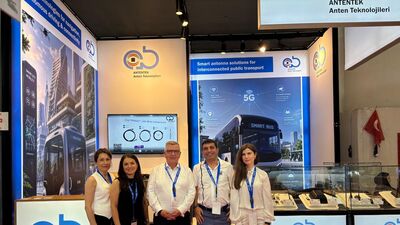 Messeauftritt von ATTB Antennentechnik Bad Blankenburg und Antentek auf der Busworld Türkiye 2026. Teamfoto vor dem Messestand.